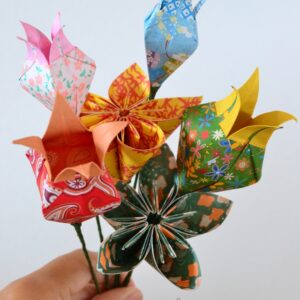 Atelier fleurs en origami pour enfants adultes