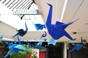 Oiseau géant origami - décoration vitrine