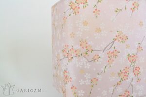 Fabrication artisanale de luminaires - Fleurs de cerisier roses et blanches sur fond rose nacré