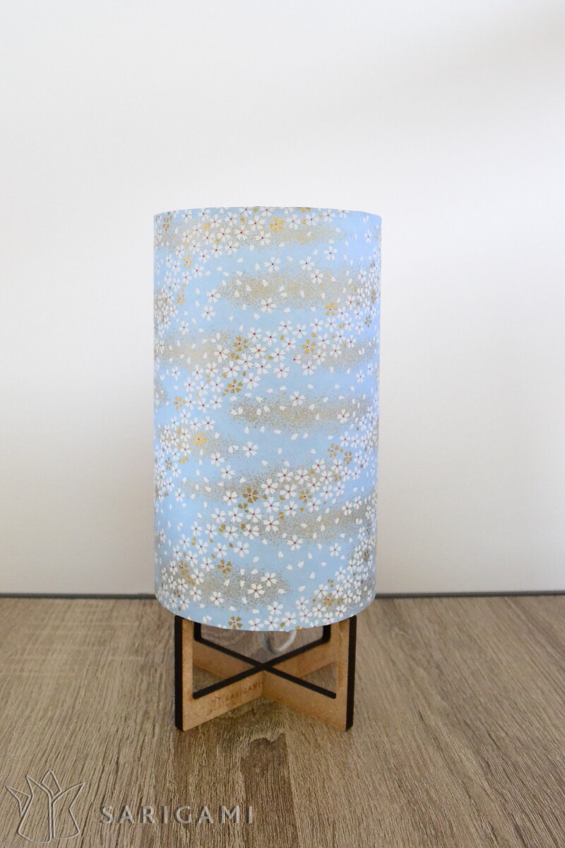 Lampe design en papier japonais - Nuée de fleurs de cerisiers sur fond bleu clair