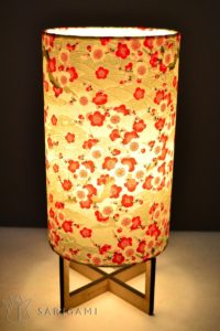 Lampes sur-mesure en papier japonais - Fleurs de prunier fuchsia et blanches, fond vert et crème