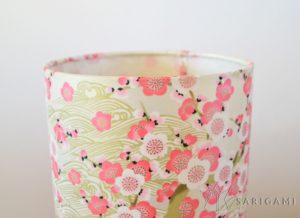 Fabrication de luminaires japonisants - Fleurs de prunier rose et blanches, fond vert et crème
