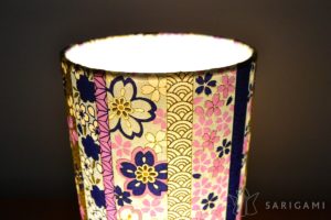 Lampe fleurie en papier japonais - Bandes à motifs géométriques et fleuris, violets et roses