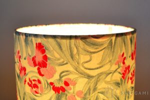 Lampe fleurie en papier japonais - Iris fuchsia sur fond crème