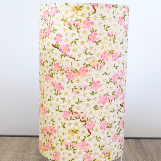 Lampe fleurie en papier japonais - Champs de fleurs roses et blanches fond crème
