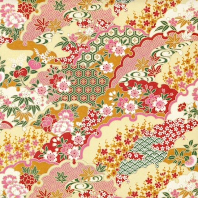 Luminaires sur-mesure en papier japonais - Collines fleuries vert et rose, fond crème