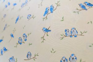 Lampe enfantine en papier japonais - Oiseaux bleus sur une branche, fond écru