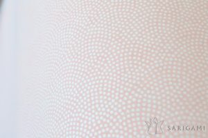 Fabrication d'abat-jours sur-mesure - Vagues seigaiha en pointillés blancs, fond rose pâle