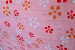 Luminaires en papier japonais - Fleurs stylisées colorées sur fond vieux rose