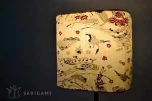 Lampes sur-mesure en papier japonais - Motifs gris et rouges fond blanc