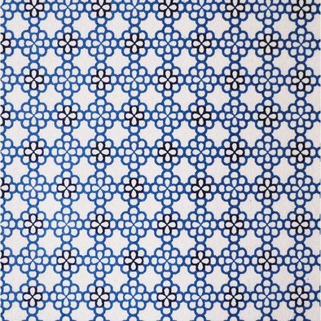 Abat-jour en papier japonais - Fleurs stylisées tons bleus, formant une grille sur fond blanc