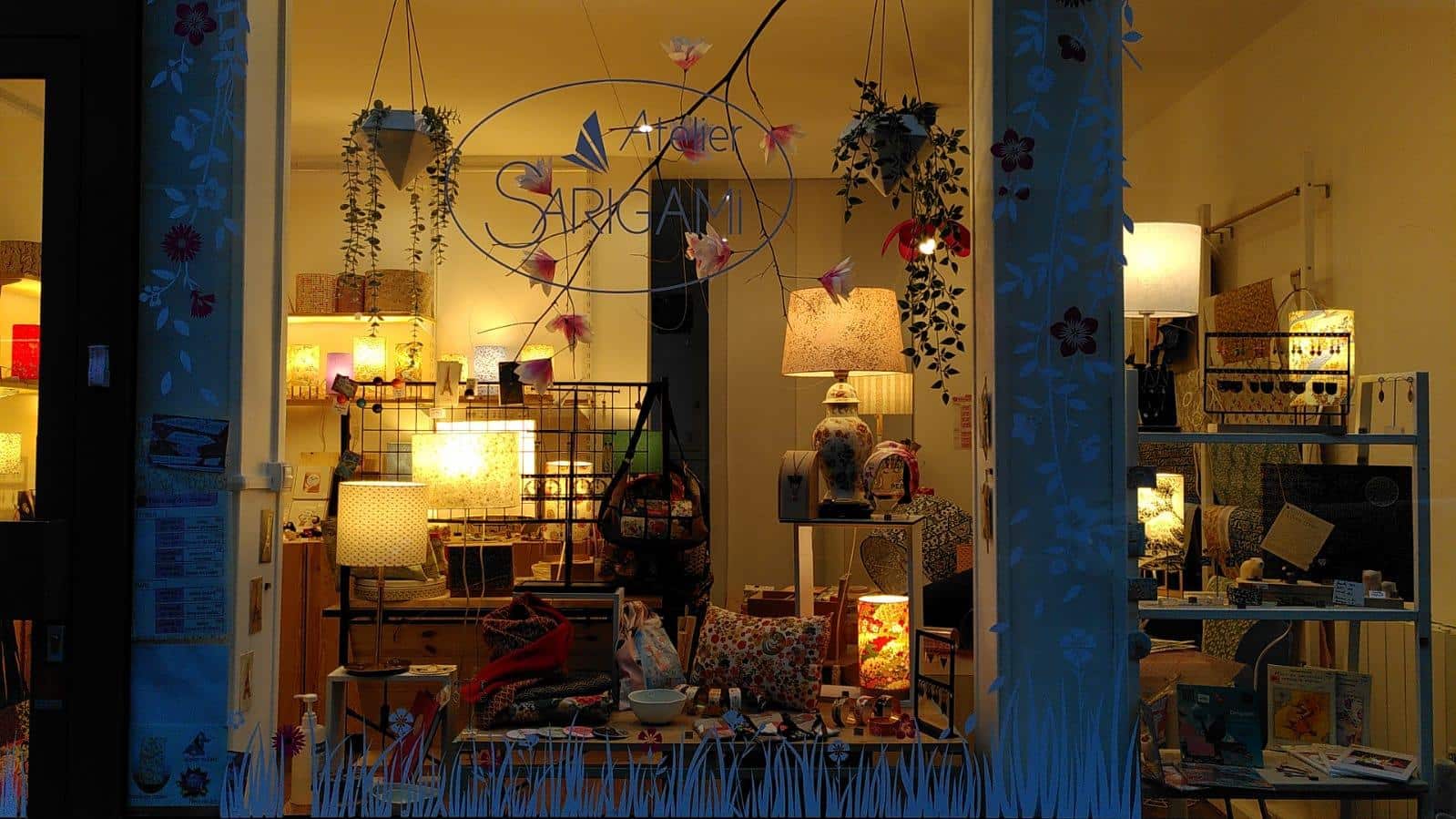 Vitrine décorée d'un atelier-boutique à Paris, créations artisanales : luminaires, sacs, bijoux, ...