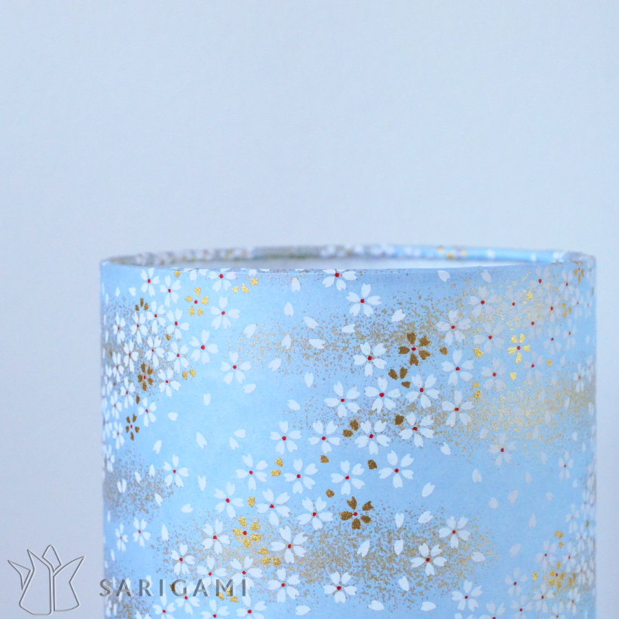 Lampe design en papier japonais - Nuée de fleurs de cerisiers sur fond bleu clair