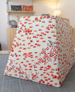Lampe en papier japonais - Feuilles d'érable rouges, volutes dorées